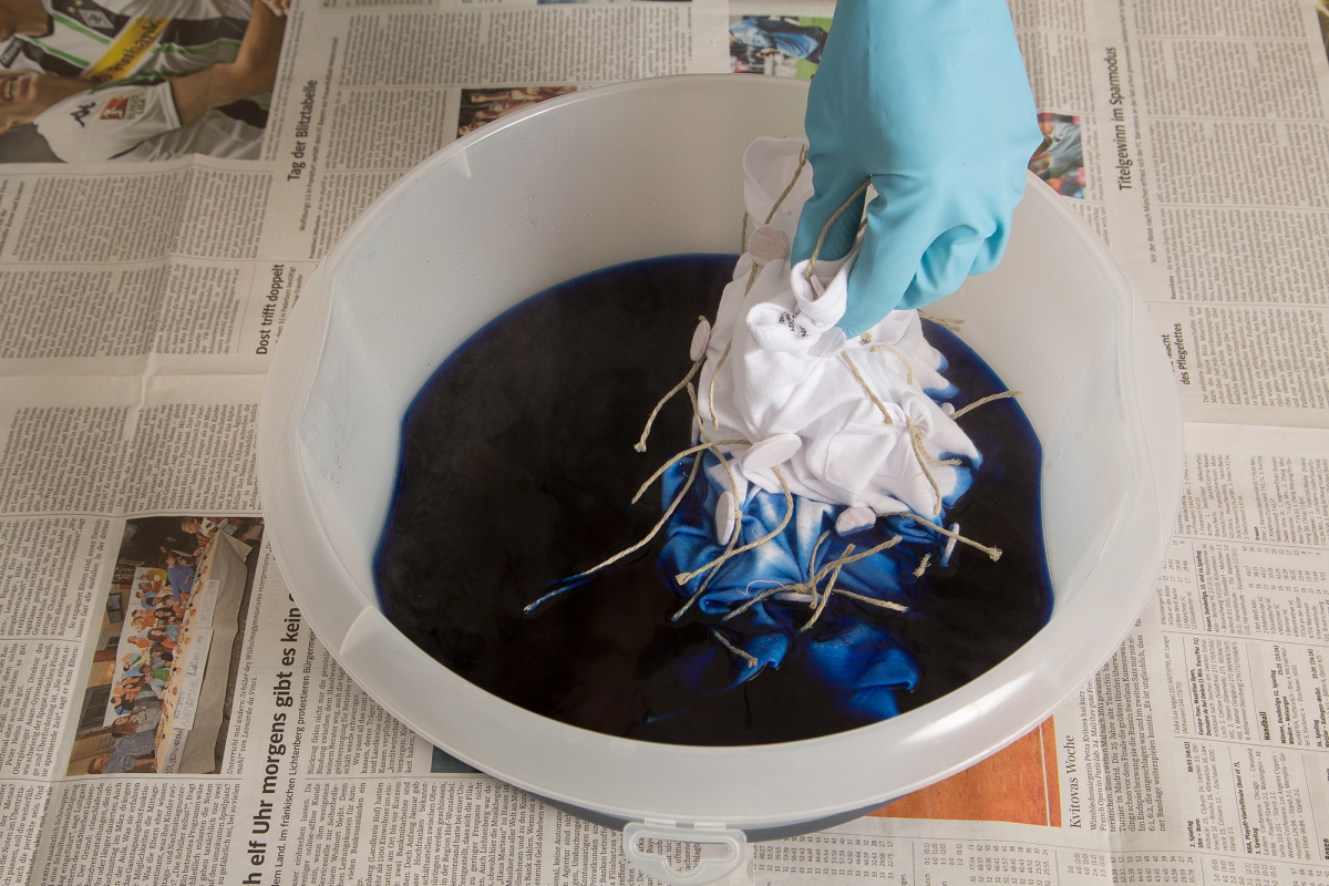 Kostenlose Anleitung TShirts färben und batiken kinitti.de